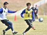 与えられた役割を全うして勝利に貢献する田村（右）＝オールガイナーレＹＡＪＩＮフィールド