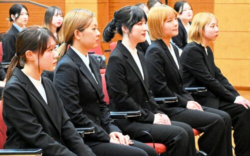 緊張した面持ちで入社式に臨む新入社員ら