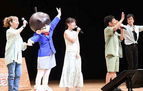 会場を沸かせた（左から）高山さん、山崎さん、山口さん、小山さん＝１７日、鳥取市のとりぎん文化会館