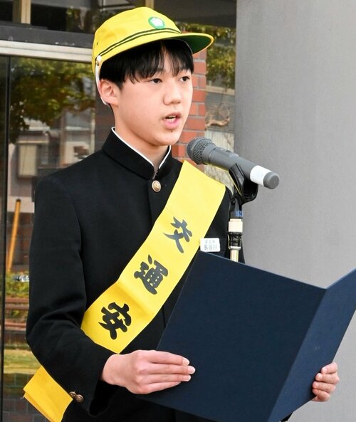 春の全国交通安全運動の米子市推進式で安全推進宣言をする長谷川さん