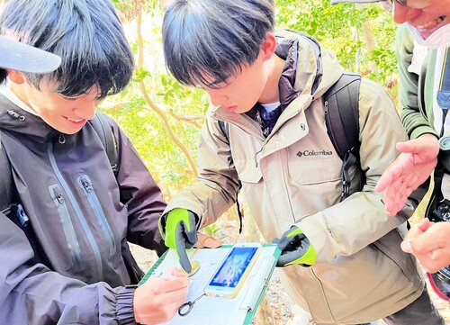 屋久島の気候や野生動物の特徴などを調べる生徒ら