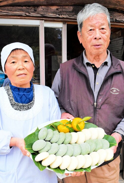正月餅の注文を受け付ける国政隆昭代表（右）とメンバーの国政正子さん
