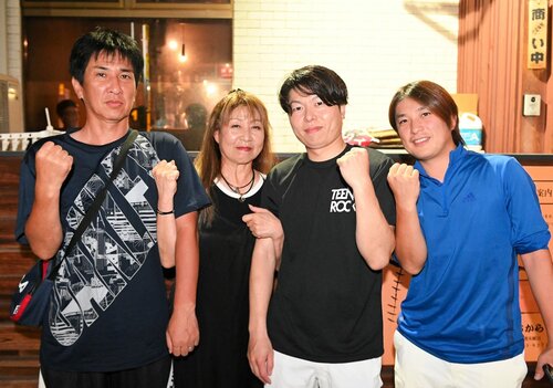 団体で優勝したボンジュールのメンバー＝２５日、米子市米原２丁目