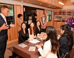 米子城跡三の丸番所を訪れたウォン氏（左）と学生ら＝２８日、米子市久米町