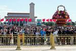 　国慶節を迎え、北京の天安門広場に詰めかけた大勢の観光客＝１日（共同）