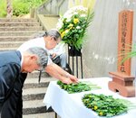 献花台に花を手向ける参列者＝２４日、境港市花町