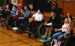 手話を交えながら歌を披露する在校生ら＝３０日、鳥取市江津の鳥取養護学校