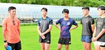 部員らにチームづくりについて助言する広瀬さん（左）＝３日、倉吉市大原の倉吉東高第２グラウンド
