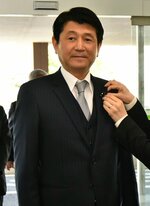 県民の負託が詰まった議員バッジを支給される平井伸治容疑者＝５月１日、県庁