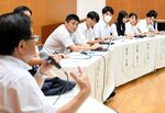 広田市長（手前）の説明に耳を傾ける生徒ら＝２８日、倉吉市秋喜の倉吉西高