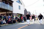 来場者を楽しませるダンスパフォーマンス＝６日、倉吉市明治町