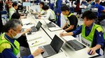新たに整備された災害オペレーション室での訓練に臨む県職員ら＝２２日、鳥取県庁