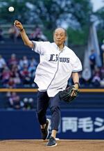 　始球式を務める渡辺久信さん＝上毛敷島