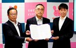 リモート人材活用推進協定を締結した鳥取銀行の入江頭取（左）、深沢市長（中央）、若山社長＝３１日、鳥取市役所