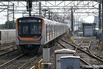 　新鎌ケ谷駅に進入する成田空港行き電車と、小屋まで続く短い線路