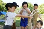 　さいたま市の公園で水遊びする子どもたち＝５日午後
