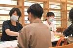 ハンドマッサージを行う看護師（左）＝１２日、米子市西町の鳥取大医学部付属病院