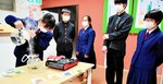 二十世紀梨の葉を使った紅茶を入れる生徒たち