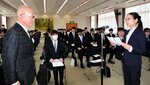 新就職者を代表し、堀田会頭にお礼の言葉を述べる茂木さん（右）