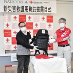 披露された新災害救護用鞄を手にする（左から）山本社長と中西副支部長＝１４日、鳥取市の鳥取赤十字病院