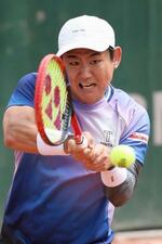 　男子シングルス１回戦でプレーする西岡良仁＝パリ（共同）