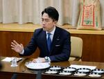 　備蓄米の試食会で、記者の質問に答える小泉農相＝２９日午後、農水省