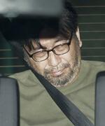 　ＪＲ新大阪駅に到着した福嶋崇容疑者＝１４日午後６時１３分