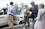 日本版ライドシェアを利用するクルーズ船「ダイヤモンド・プリンセス」の乗客＝３０日、境港市竹内団地
