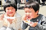 【おいしいね】
子どもたちもホタルイカをパクり。旬のものは一段とおいしいね