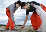 【見逃さず】小さなごみも見逃さず拾い集める参加者