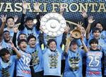 　４度目のリーグ優勝を決め、喜ぶ鬼木監督（中央）と川崎の選手たち＝２０２１年１１月、川崎市等々力陸上競技場