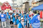 天狗　幸福を届ける天狗の山車を引いて練り歩いた