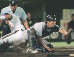 　１９９７年９月のオリックス戦でプレーする小笠原道大さん。９８年までは主に捕手で出場していた＝神戸