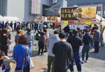 お目当ての一杯を求め行列をつくる来場者＝１６日、米子市末広町の米子コンベンションセンター特設会場