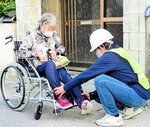 要支援者を車いすに乗せる救護担当者
