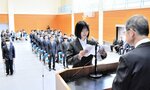 壇上で決意を述べる新入生