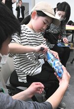 ボトルに簡易トイレなどを詰め込む参加者