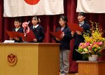 【これからも大好きだよ】児童を代表して、豊かな自然に囲まれた学校での日々を振り返る６年生。「これからも佐津小が大好き」と母校への感謝の言葉を述べた＝佐津小
