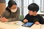 非常持ち出し袋に入れる物を相談して決める参加者ら＝２日、鳥取市役所