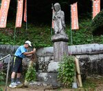 祭りに向けてかんがえ地蔵周辺を整備する地元住民＝２３日、智頭町大背