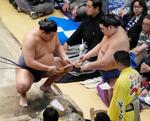 　豊昇龍（左）に力水をつける、優勝し横綱昇進を確実にした大の里＝両国国技館
