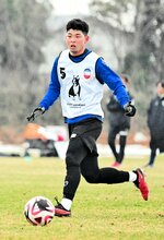 前線で起点となり、得点を狙う田中翔太
