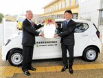 結城会長（右）から鍵のレプリカを受け取る坂本会長