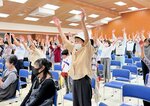 【しっかり動かそう】　腰をひねったり、腕を上げたり…。簡単にできる体操をみんなで実践
