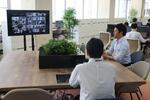耐震不足で庁舎取り壊し→スペースが足りない→テレワーク進めるきっかけに！　兵庫県が設置したモデルオフィスで作業する斎藤元彦知事（右）＝２０２３年６月、神戸市