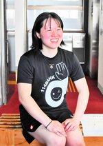「目の前の一戦に力を入れる」と笑顔を見せる石田瑳歩＝鳥取産業体育館