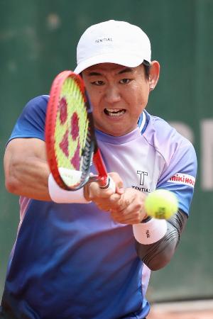 　男子シングルス１回戦でプレーする西岡良仁＝パリ（共同）