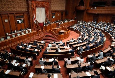 　ＡＩに特化した新法が可決、成立した参院本会議＝２８日午後