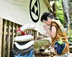 神の使いとされ、拝殿横に設置されたヘビやカエルに手を合わせる参拝者