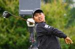 　最終ラウンド、３番でティーショットを放つ久常涼。通算３アンダーで３５位＝ハミルトンＧＣ（共同）
